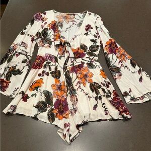ILLA ILLA Floral Bell Sleeve Cutout Romper Sz: M